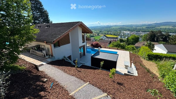 Wohnen über dem Thurtal: Einfamilienhaus in exklusiver Hanglage mit 10-m-Pool 2