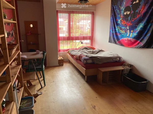 Zimmer in einer 5 Zimmerwohnung mit Bal…