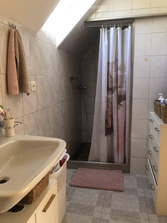 Charmante 5.5-Zimmer-Altbauwohnung in Tamins – renoviert und ruhig gelegen 3