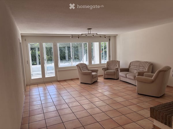 Helle 4.5-Zimmer-Wohnung mit Balkon in ruhiger Lage in Widen 1