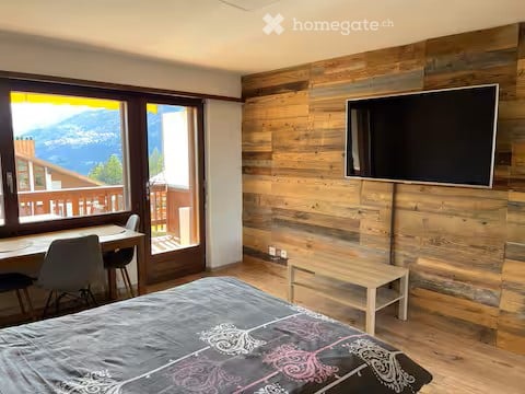 Studio avec vue panoramique sur les montagnes à Crans avec piscine et sauna