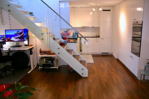 Lichtdurchflutete Wohnung mit grosser privater Dachterrasse (inklusive Parkplatz)