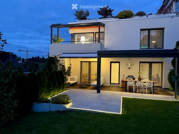 Exklusives 6.5-Zimmer-Terrassenhaus mit Garten an begehrter Lage in Wilen bei Wollerau 1