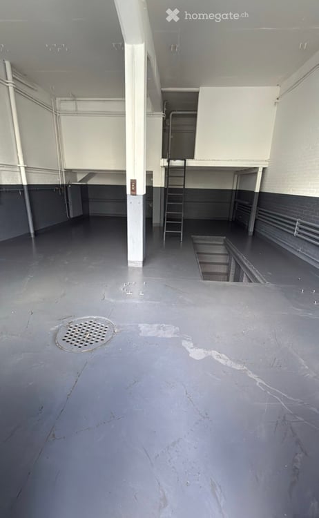 Geräumige Werkstatt mit hohen Decken an ruhiger Lage in Rüti ZH 3