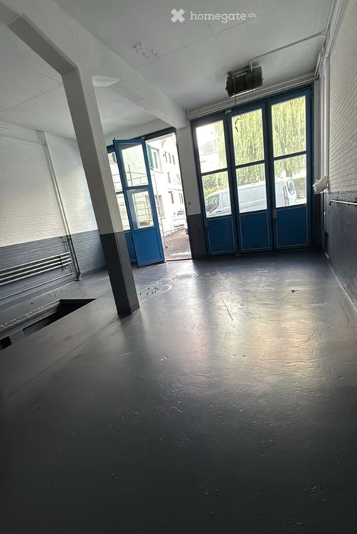 Geräumige Werkstatt mit hohen Decken an ruhiger Lage in Rüti ZH