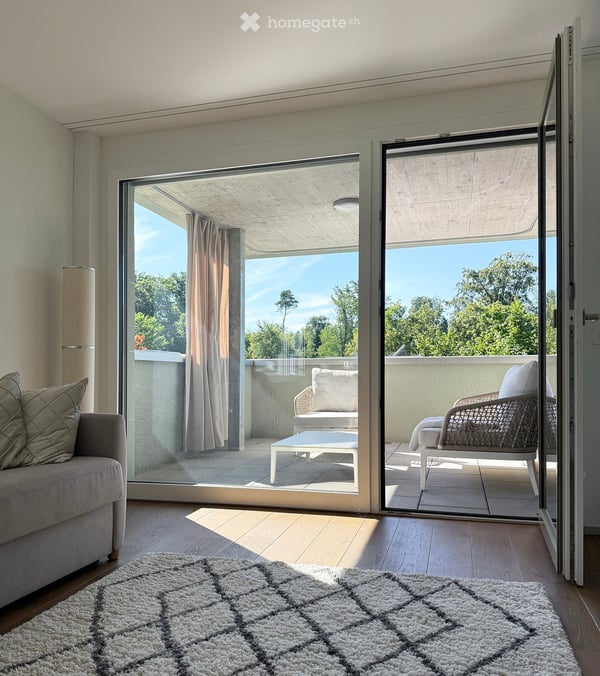 Helle, moderne  3.5-Zimmer-Wohnung mit gedecktem Balkon und Sicht ins Grüne