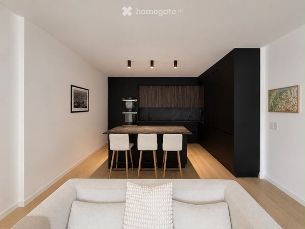 Spacious 5.5-Room Apartment with Stunning Views in Geneva's Prestigious 1208 8