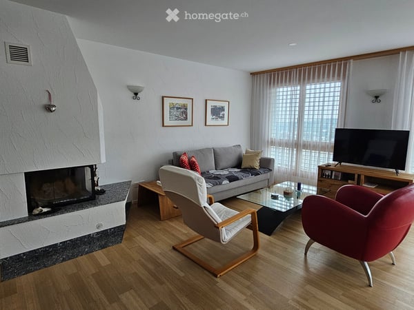 Charmante 2.5-Zimmer-Wohnung mit Balkon und herrlicher Aussicht in Flims Dorf 1