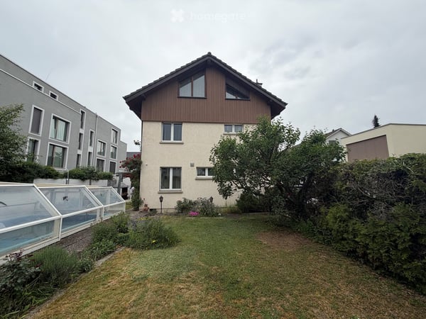 5.5-Zimmer Einfamilienhaus mit Einliegerwohnung sehr zentral gelegen mit Pool 2