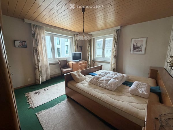 5.5-Zimmer Einfamilienhaus mit Einliegerwohnung sehr zentral gelegen mit Pool 11