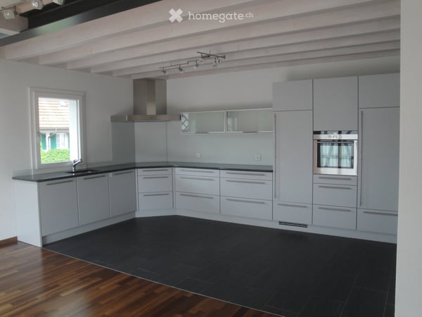Charmanter 3.5-Zimmer-Hausteil mit separatem Eingang und zwei Aussenparkplätzen 2