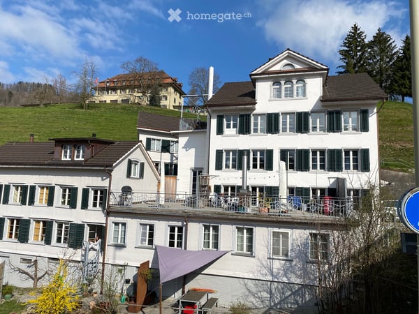 4.5 Zimmer Wohnung im Altbau mit Charm, Terrasse und Halbstöcken. 1