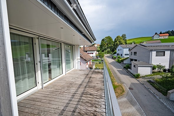Helle 3.5-Zimmer-Dachwohnung mit Balkon in Speicher AR 4