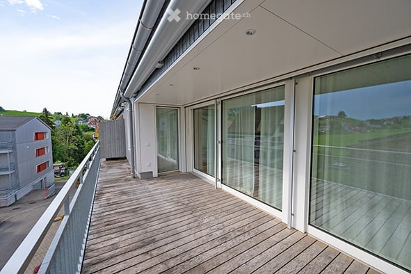 Helle 3.5-Zimmer-Dachwohnung mit Balkon in Speicher AR 5