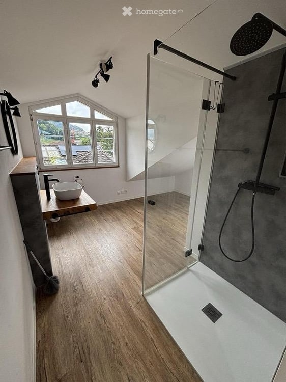 Geräumiges 6.5-Zimmer-Zweifamilienhaus in Wangen SZ 7