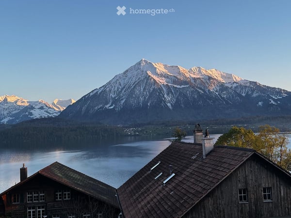 Charmante 7.5-Zimmer-Maisonette-Wohnung mit Seeblick in Oberhofen am Thunersee 2