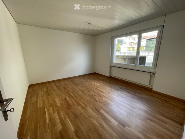 Helle, frisch renovierte 4.5-Zimmer-Wohnung mit Balkon an erhöhter Lage in Biel/Bienne 8