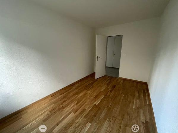Helle, frisch renovierte 4.5-Zimmer-Wohnung mit Balkon an erhöhter Lage  in Biel/Bienne 5