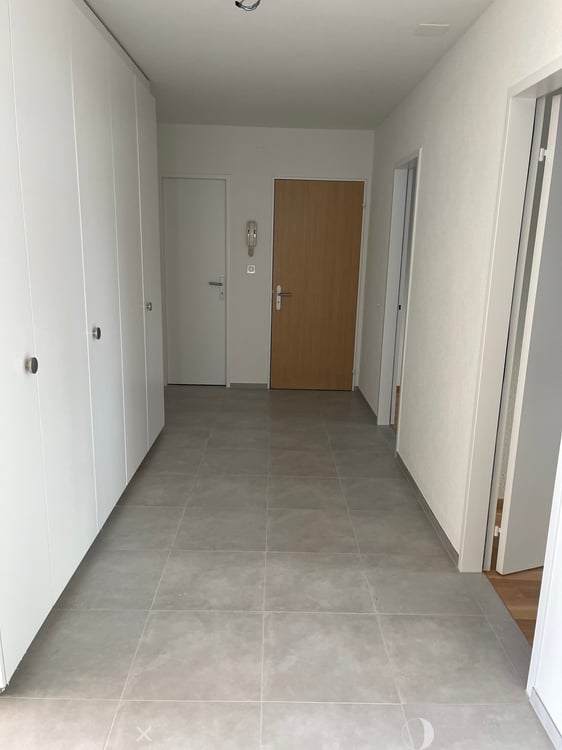 Helle, frisch renovierte 4.5-Zimmer-Wohnung mit Balkon an erhöhter Lage  in Biel/Bienne 2