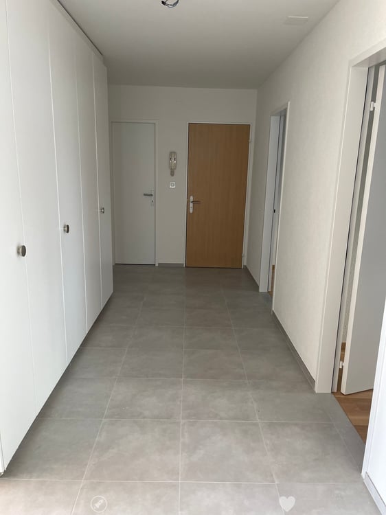 Helle, frisch renovierte 4.5-Zimmer-Wohnung mit Balkon an erhöhter Lage  in Biel/Bienne 2