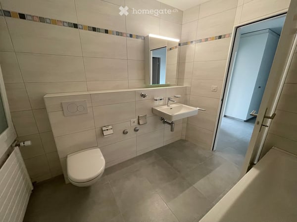 Helle, frisch renovierte 4.5-Zimmer-Wohnung mit Balkon an erhöhter Lage in Biel/Bienne 11