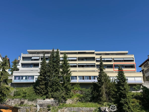 Helle, frisch renovierte 4.5-Zimmer-Wohnung mit Balkon an erhöhter Lage  in Biel/Bienne 1