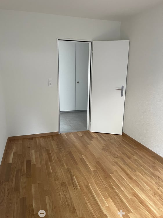Helle, frisch renovierte 4.5-Zimmer-Wohnung mit Balkon an erhöhter Lage  in Biel/Bienne 7