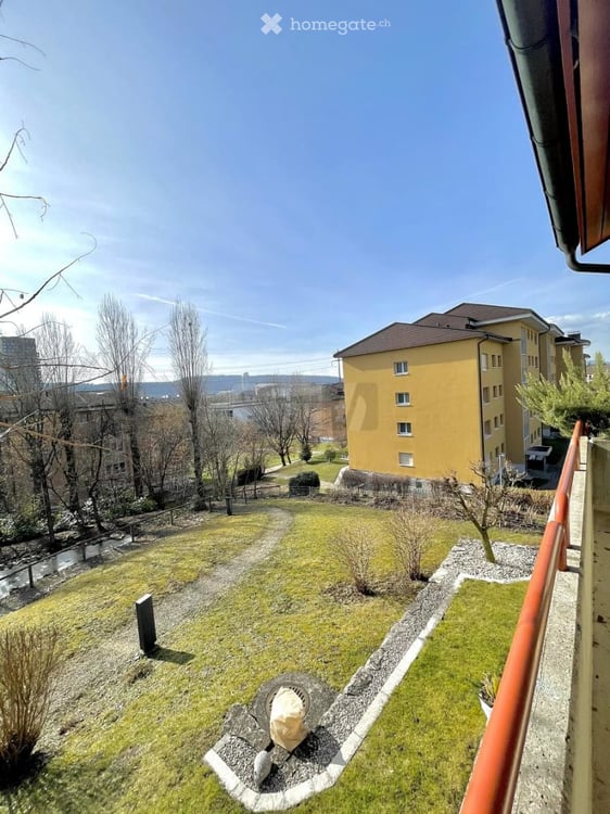 Helle 5.5-Zimmer-Wohnung mit separatem Büro – zentral und ruhig in Dübendorf 3