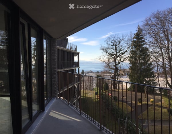 Appartement d'architecte de 4 pièces central, avec terrasse, belle vue et magnifique jardin arboré. 4