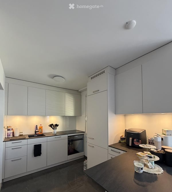 Helle 2.5‑Zimmer‑Wohnung mit Balkon, Fernsicht und moderner Küche 3