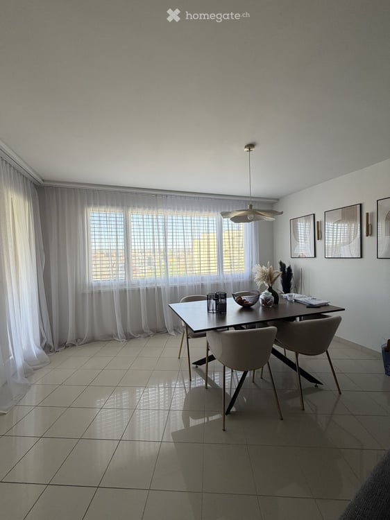 Helle 2.5‑Zimmer‑Wohnung mit Balkon, Fernsicht und moderner Küche 4