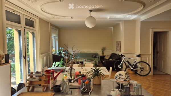 Wunderschön renovierte Altbauwohnung im Stauffacher Quartier