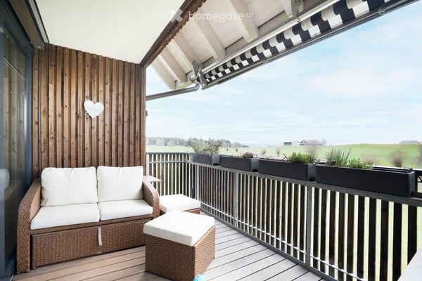 Moderne 3.5-Zimmer-Wohnung mit Balkon und Bergblick in Rifferswil 1