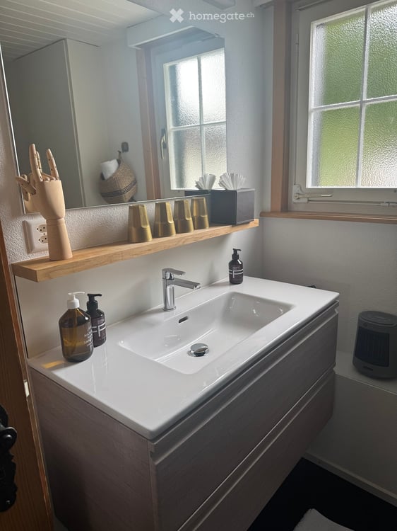 Charmante 1.5-Zimmer-Altbauwohnung mit Bergblick in Morissen 9
