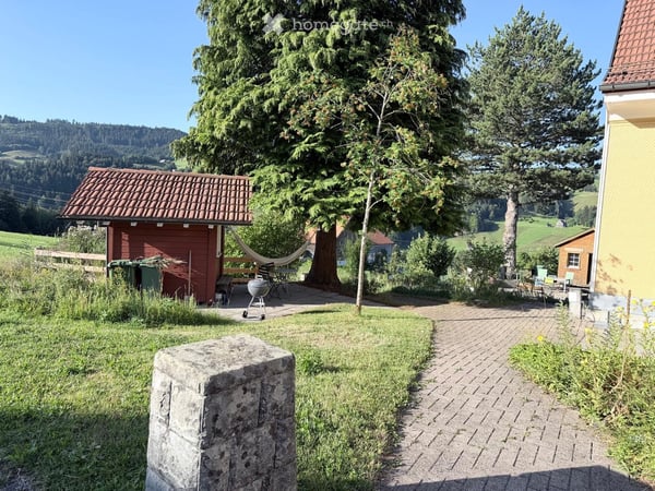 Grosszügige 5-Zimmer-Altbau-Dachwohnung mit Charakter und Naturverbundenheit ab sofort zu vermieten 2