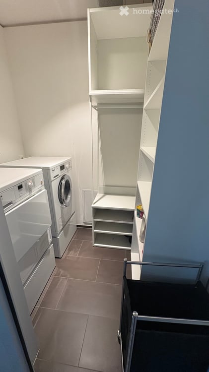 Europaallee: Modern 2.5-Room Apartment (9th Floor, 12-Month Sublet) 4