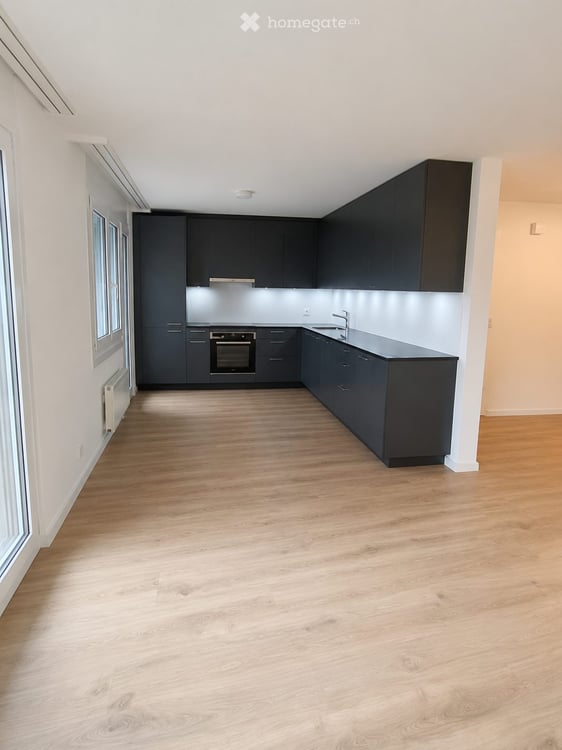 5,5 pièces entièrement rénové avec balcon à Neuchâtel – 4 chambres | 2 salles de bain complètes 1