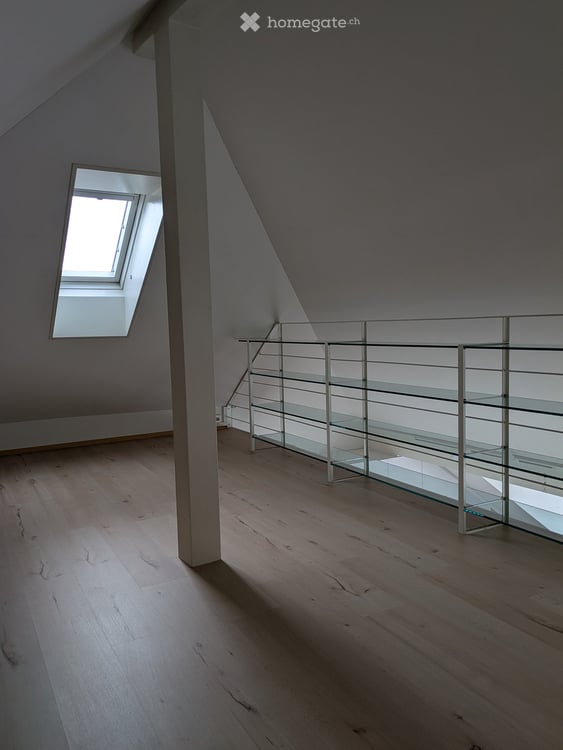 Charmante 2.5-Zimmer-Dachgeschosswohnung an der Langmauerstrasse in Zürich 9