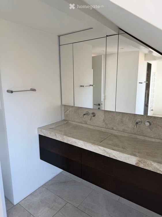 Charmante 2.5-Zimmer-Dachgeschosswohnung an der Langmauerstrasse in Zürich 3