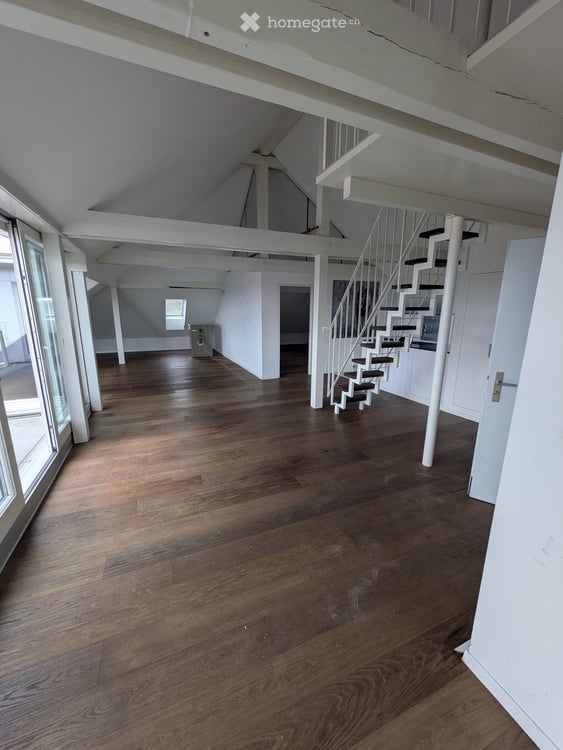 Charmante 2.5-Zimmer-Dachgeschosswohnung an der Langmauerstrasse in Zürich 4