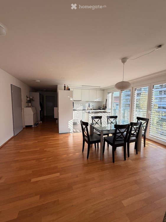 Bright and Spacious 7.5-Room Apartment with Large Balcony in Zürich Affoltern (8046) 3