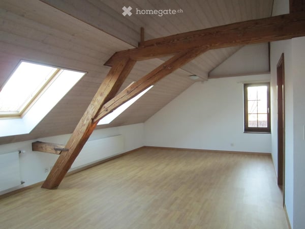Charmante 2.5-Zimmer-Dachwohnung in Würenlos 2