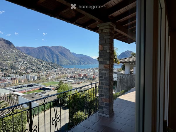 Ampio appartamento di 5 locali con una splendida vista a Porza 9