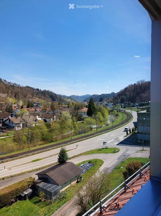 Moderne 3.5-Zimmer-Dachwohnung mit Balkon und schöner Aussicht in Bauma 1
