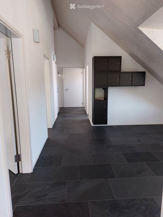 Moderne 3.5-Zimmer-Dachwohnung mit Balkon und schöner Aussicht in Bauma 2