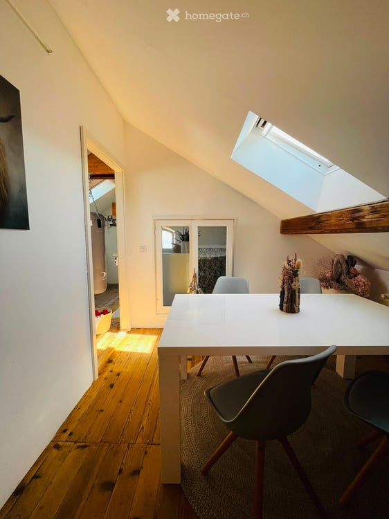 Charmante 3.5-Zimmer-Dachwohnung im Altbau – Speicher AR 7