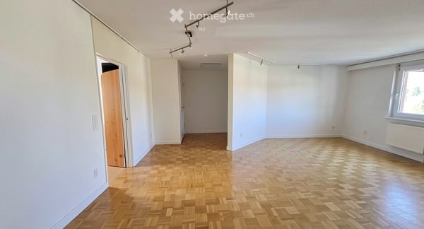 Charmante 4.5-Zimmer-Wohnung mit Balkon und schöner Aussicht in Beringen 2