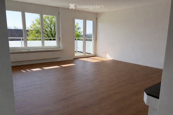 Hochwertig renovierte 2.5 Zi-Wohnung, inkl Einstellplatz, nähe Bahnhof 7