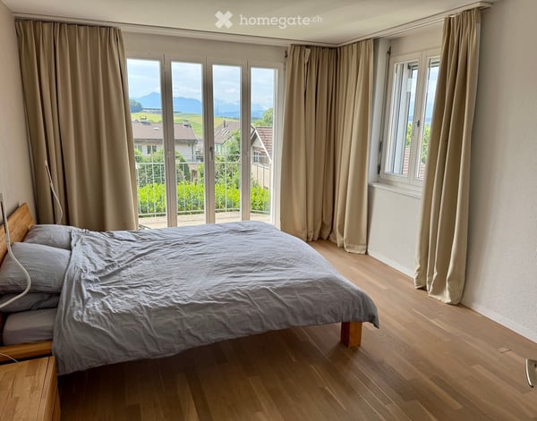 Grosses 7.5-Zimmer-Doppeleinfamilienhaus mit Weitsicht in ruhiger Privatstrasse 7