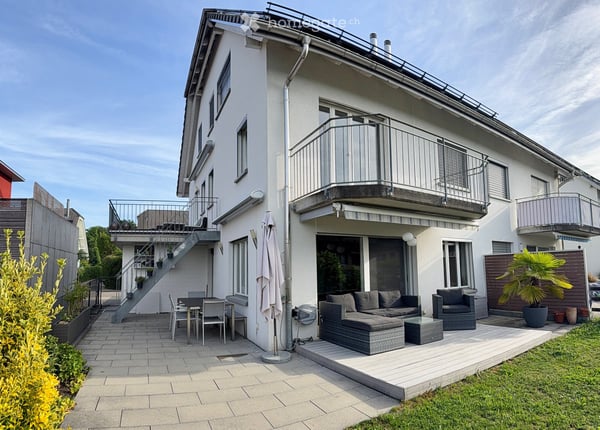 Grosses 7.5-Zimmer-Doppeleinfamilienhaus mit Weitsicht in ruhiger Privatstrasse 1